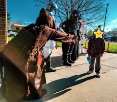 Jawa offers fist bump.png